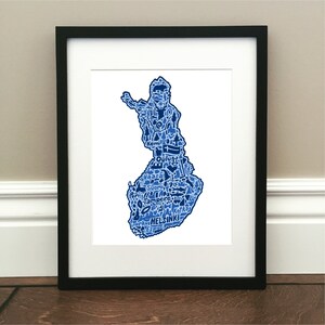 Finland Map Art Print - Coloré - Signé 8,5 " x 11 " impression de carte dessinée à la main originale, y compris les monuments, la culture, les symboles et les villes
