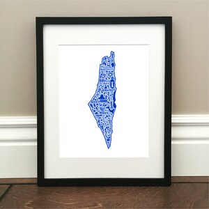 Israel Map Art Print - Coloré - Signé 8,5 " x 11 " impression de carte dessinée à la main originale, y compris les monuments, la culture, les symboles et les villes