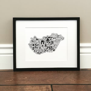 Ungarn Karte Kunstdruck - Ein signierter 8,5 "x 11"" Druck von einer originalen ungarischen Landkarte mit Kultur, Symbolen und Städten."