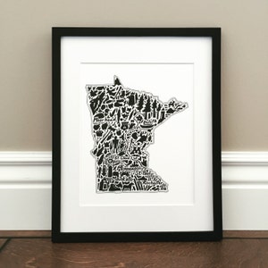 Minnesota Karte Kunstdruck - Signierter 8.5 "x 11" Druck von einer originalen handgezeichneten Landkarte mit Minnesota Sehenswürdigkeiten, Kultur, Symbolen und Städten