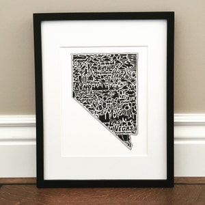 Impression d'art de carte du Nevada - Impression signée 8,5 x 11 po. de la carte originale dessinée à la main, y compris les monuments, la culture, les symboles et les villes du Nevada