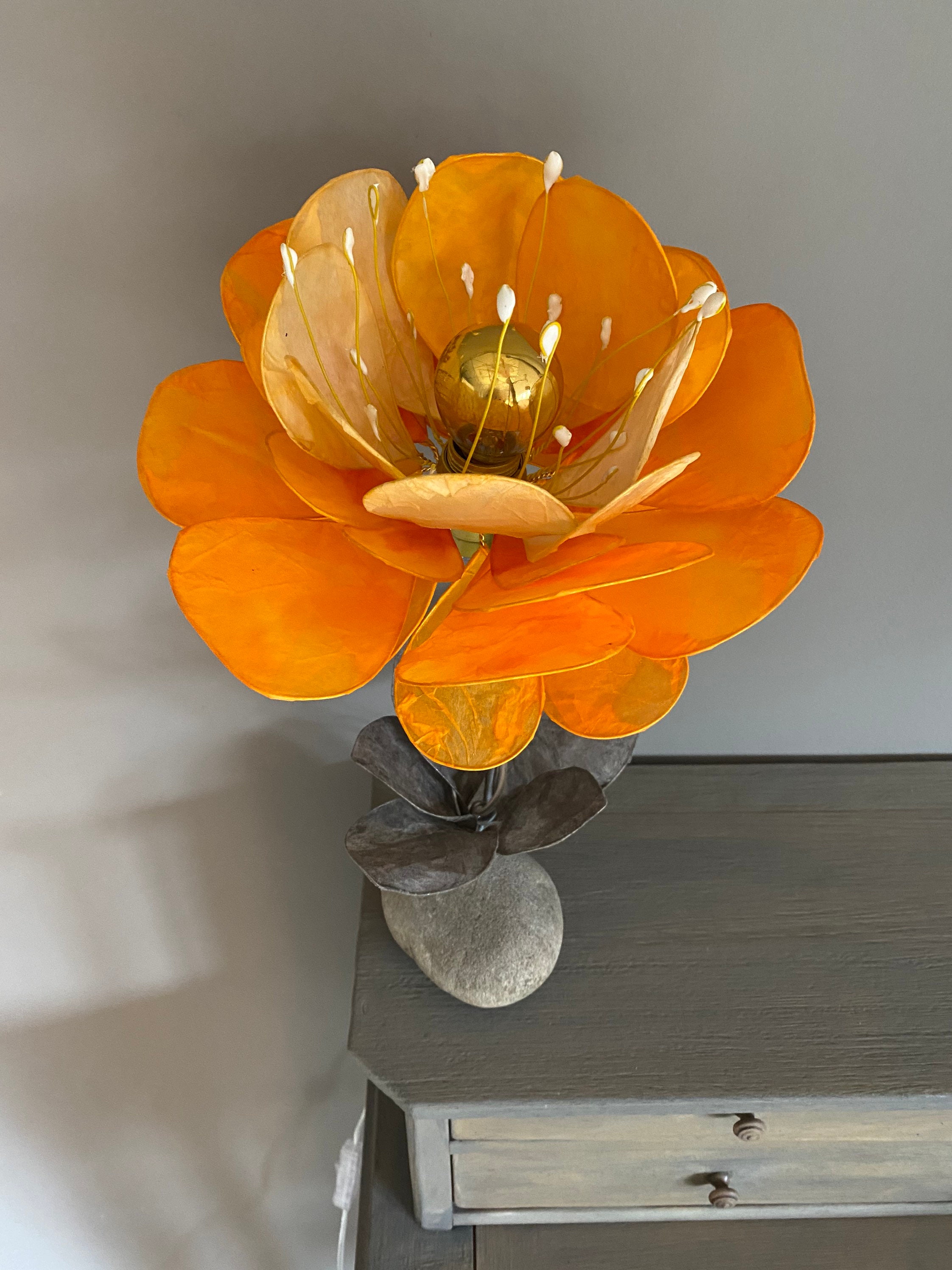 Lampe Fleur Orange sur Pierre