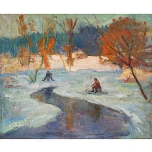 Puede incluir: Pintura al óleo de un paisaje invernal con nieve y un arroyo. Dos figuras pescan en el hielo. Árboles con hojas naranjas y marrones en el fondo. El estilo es impresionista, con pinceladas visibles.