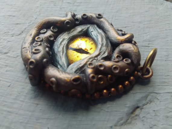 I've been making these dragon eye tins for my family for presents this  year! Made with polymer clay on top of tins I bought at the dollar store! :  r/crafts