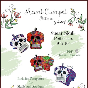 Peut inclure: Deux maniques en forme de crâne de sucre colorées avec des motifs floraux. Les maniques mesurent 23 cm sur 25 cm et sont disponibles en téléchargement instantané PDF. L'image comprend également des modèles pour les crânes et l'applique.