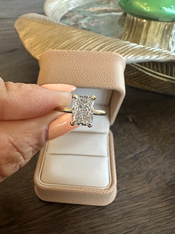 ラボで育成されたダイヤモンドの婚約指輪、ラディアントカットの