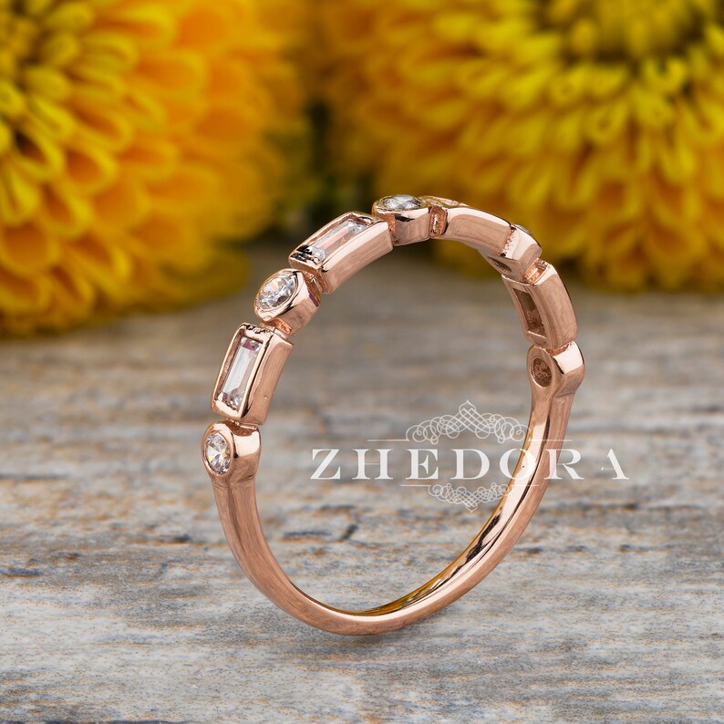 Vigselring i roséguld med baguette, 14K/18K, stapelbar baguettering med diamanter, diamantvigselring, vintagevigselring, vigselring med bezel bild 2