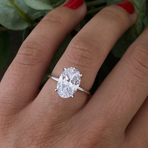 Puede incluir: Un anillo de plata con una gran piedra preciosa ovalada transparente.