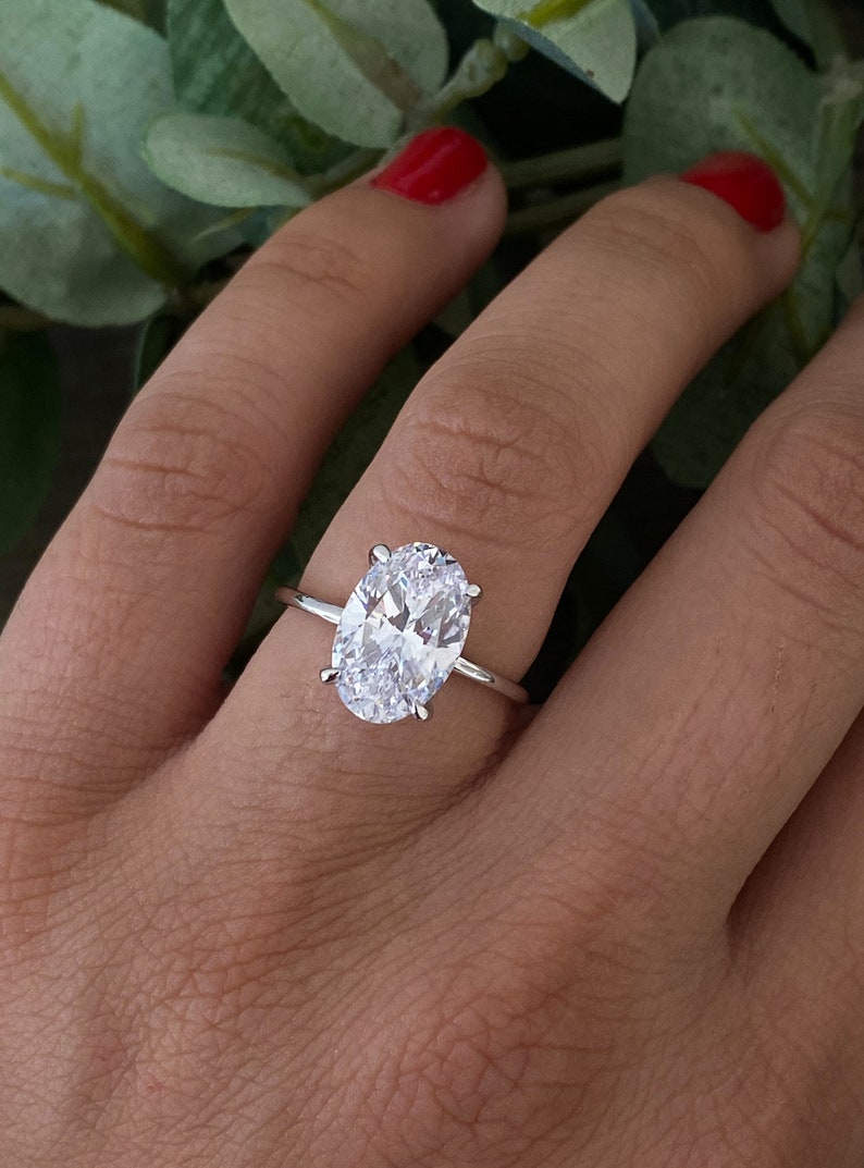 Puede incluir: Un anillo de plata con una gran piedra preciosa ovalada transparente.