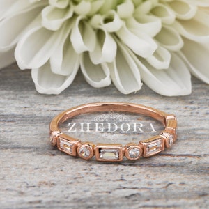 Vigselring i roséguld med baguette, 14K/18K, stapelbar baguettering med diamanter, diamantvigselring, vintagevigselring, vigselring med bezel bild 3