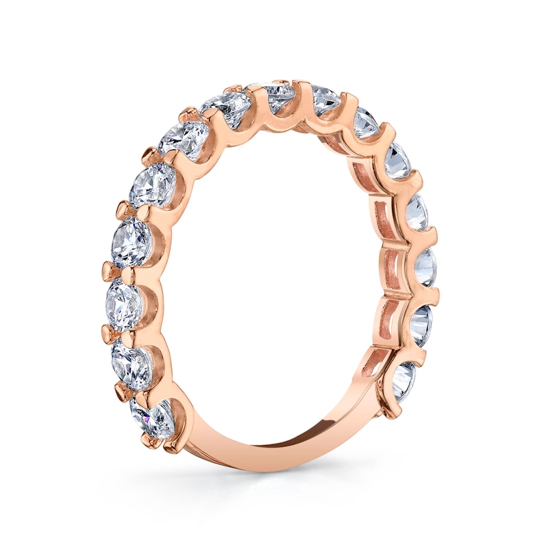 Op de afbeelding: Een rose gouden eeuwigheidsband met een rij ronde briljant geslepen diamanten in pav&eacute; setting.