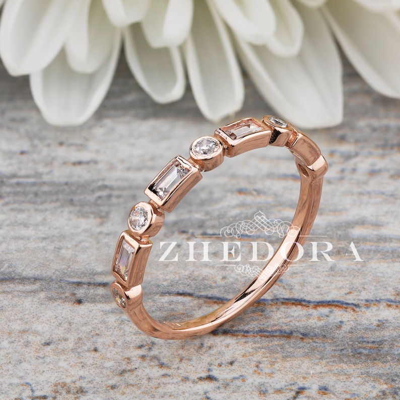 Vigselring i roséguld med baguette, 14K/18K, stapelbar baguettering med diamanter, diamantvigselring, vintagevigselring, vigselring med bezel bild 1