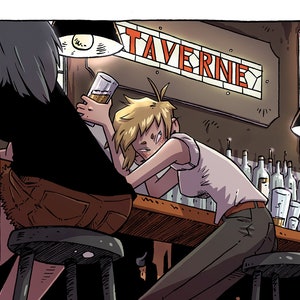 Peut inclure: Deux personnes assises à un bar, l'une avec un verre de bière, l'autre avec un verre d'eau. Le bar est faiblement éclairé et porte une enseigne indiquant "TAVERNE".