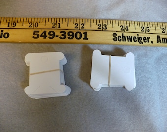 Broderipappersspolar från DARICE, 50-pack, oanvända band, broderitrådar, trimningsverktyg, använd en upprullare eller handupprullare