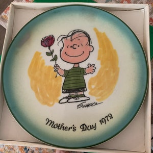 Mother’s Day 1972 peanuts plate, featuring Linus, decorative plate, Mothers Day present. Original box.