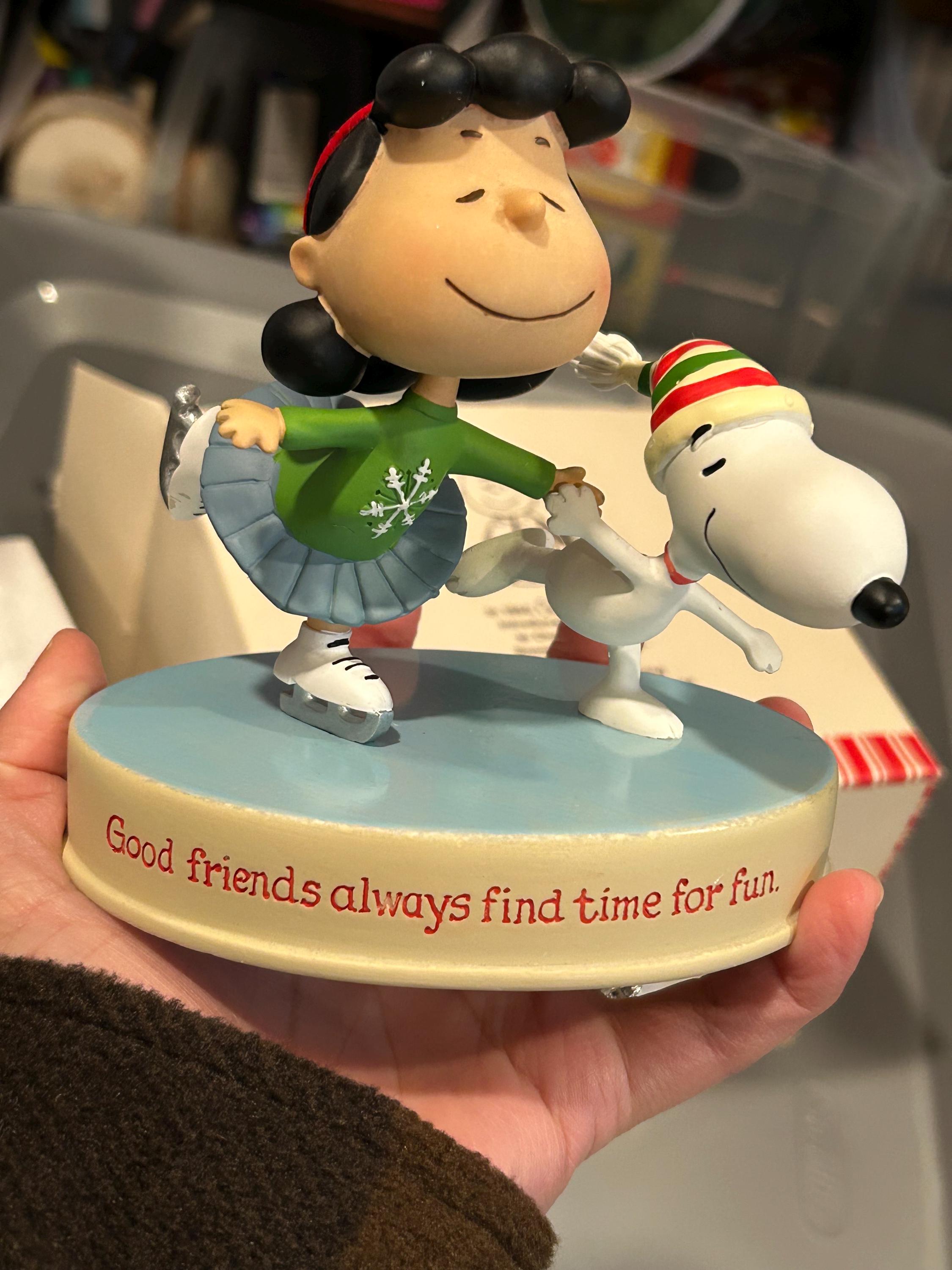 hallmark ミュージカルフィギュア　スケート　スヌーピー Hallmark Snoopy Peanuts Figurine, Good Friends, Ice Skating - Etsy