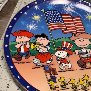 Limited edition Danbury mint peanuts decorative plate, Snoopy. Charlie Brown, you are a grand old flag. Read description.