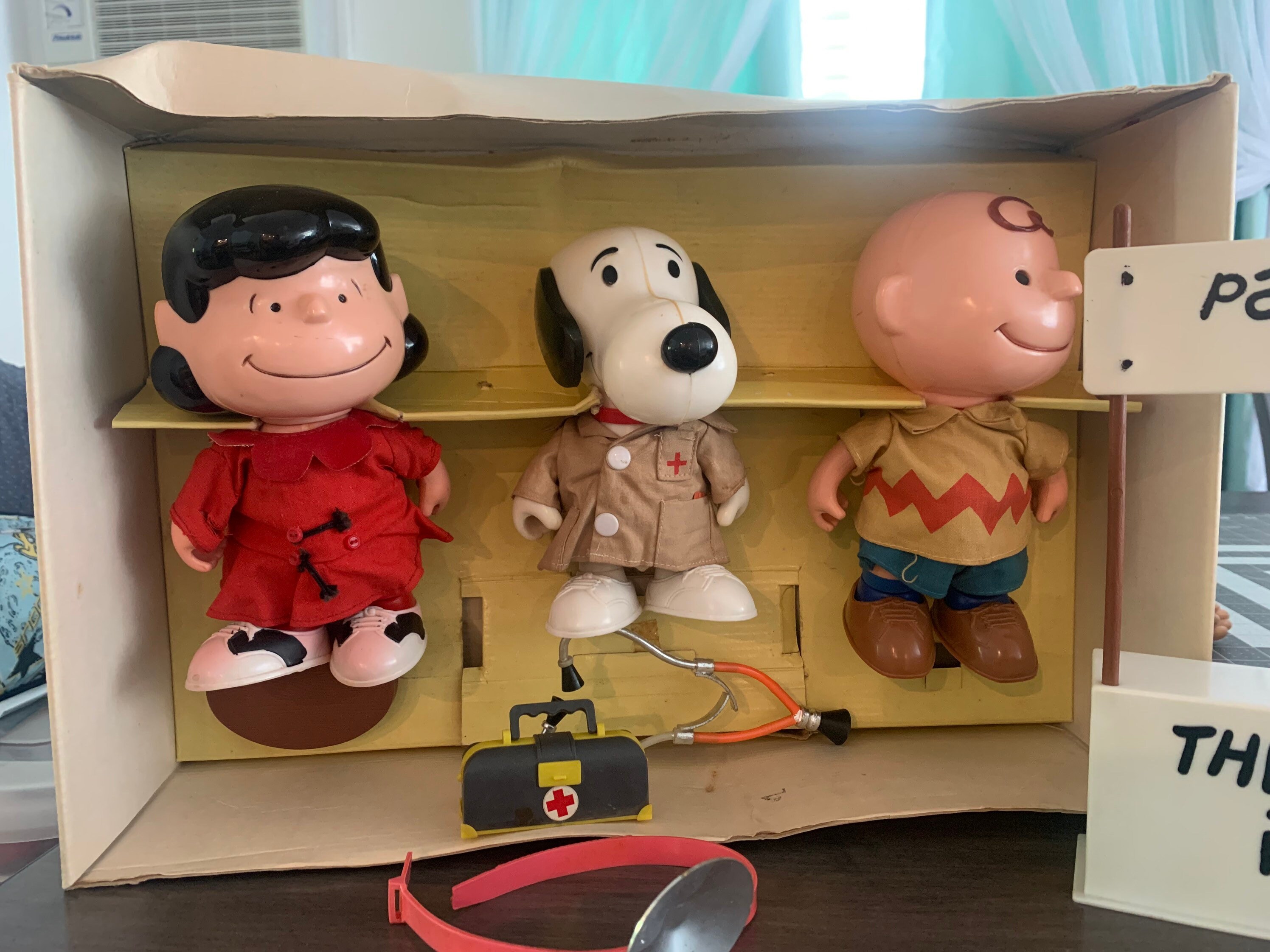 Deluxe Peanuts Play Set With Jointed Action Play Figures Deluxe Peanuts Play Set With Jointed Action Play Figures