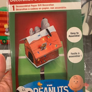NEW The peanuts movie 3-D CHRISTMAS Gift Decoration SNOOPY On Dog House