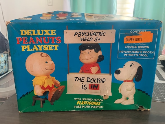 Deluxe Peanuts Play Set With Jointed Action Play Figures Deluxe Peanuts Play Set With Jointed Action Play Figures