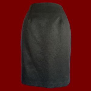 Puede incluir: Una falda lápiz gris oscuro. La falda es de color liso y parece estar hecha de una tela tejida. La falda tiene un diseño clásico y entallado, adecuado para vestimenta profesional o formal.