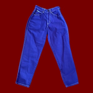 Vintage 80s High Waisted Purple Jeans – Size S/ Petite – Tapered Leg Acid Wash Denim – Retro Grape Colored Mom Jeans – Small Waist Slim Fit