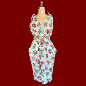 80s Vintage White Rose Print Sundress – Pink & Blue Floral Cottagecore Summer Dress – Adjustable Straps – Soft Cotton Midi Dress