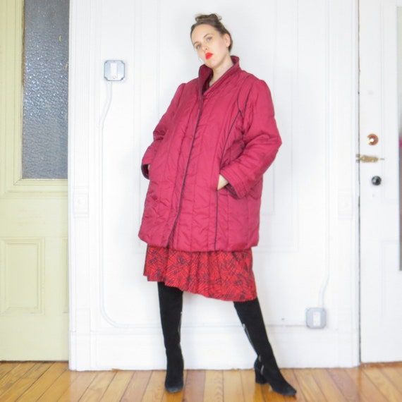 1980s Vintage Burgundy Puffer Coat with Black Pipi