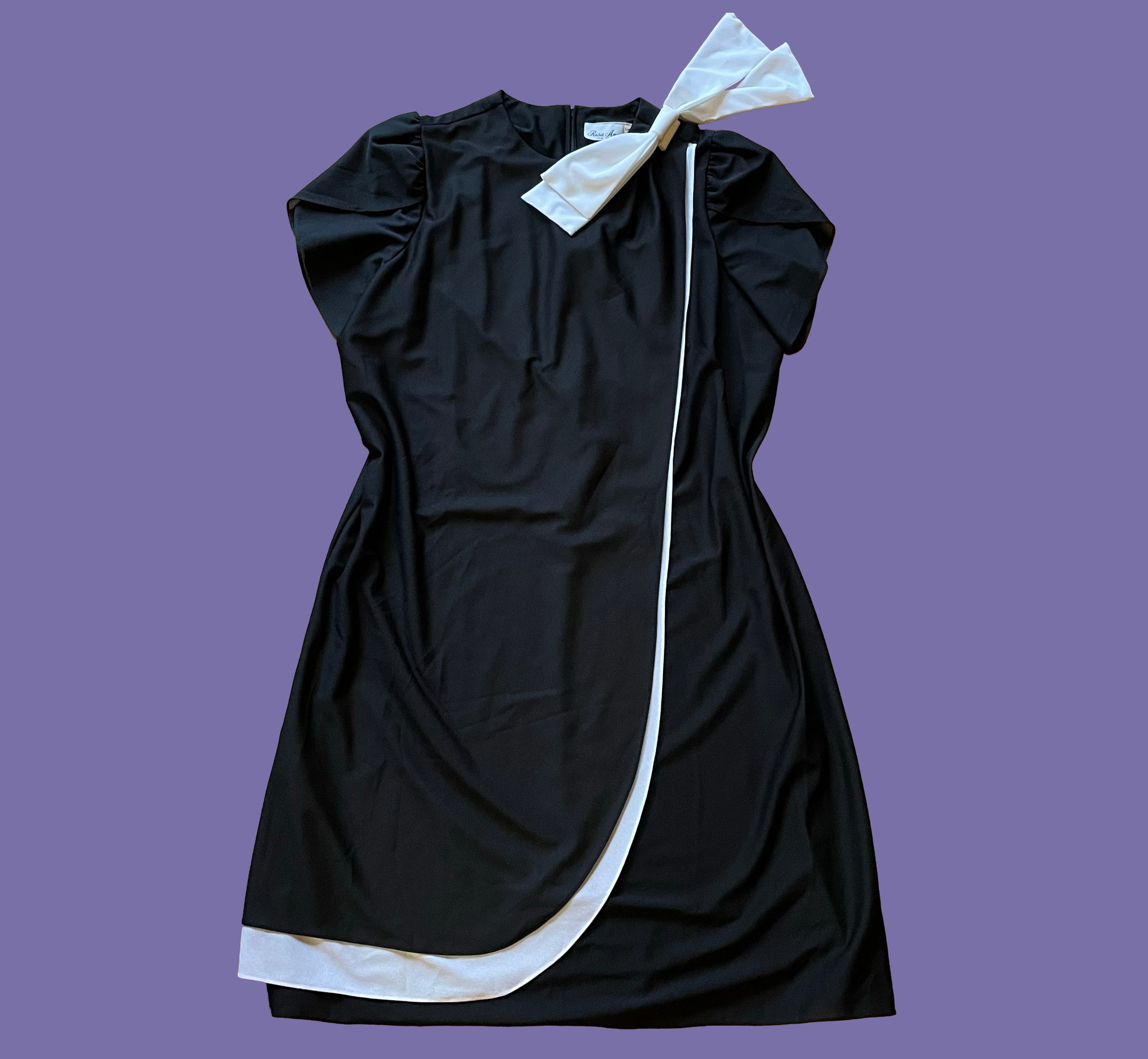 Robe des années 80, noir, avec noeud chez DeguizFetes.