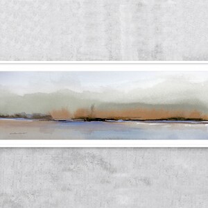 Puede incluir: Una pintura abstracta de acuarela enmarcada con una paleta de colores suaves de azul claro, marr&oacute;n y gris. La pintura representa un paisaje con una l&iacute;nea de horizonte y un cielo brumoso.