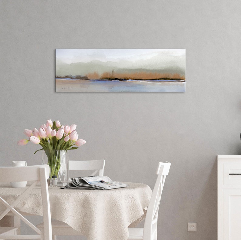 Puede incluir: Una pintura abstracta horizontal de paisaje con una paleta de colores apagados de marr&oacute;n, azul y gris. La pintura representa un paisaje brumoso y distante con una masa de agua en primer plano.