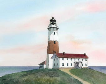Puede incluir: Pintura a la acuarela de un faro sobre una colina verde, con un camino que conduce a él. El faro es blanco y marrón, con un edificio con tejado rojo adjunto. El cielo es azul claro y rosa.