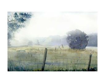 Puede incluir: Una pintura de acuarela de un campo brumoso con una valla de madera en primer plano. El campo es de color verde claro y la valla es de color marrón oscuro. Hay árboles en el fondo y el cielo es de color azul claro.