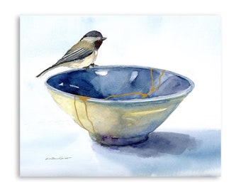 Könnte beinhalten: Ein Aquarellbild eines kleinen Vogels, der auf dem Rand einer blauen und gelben Keramikschale mit goldenen Rissen sitzt. Die Schale steht auf einer hellblauen Oberfläche.