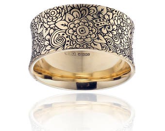 18ct yellow gold, eclastic 9mm ring, laser engraved with a floral motif.