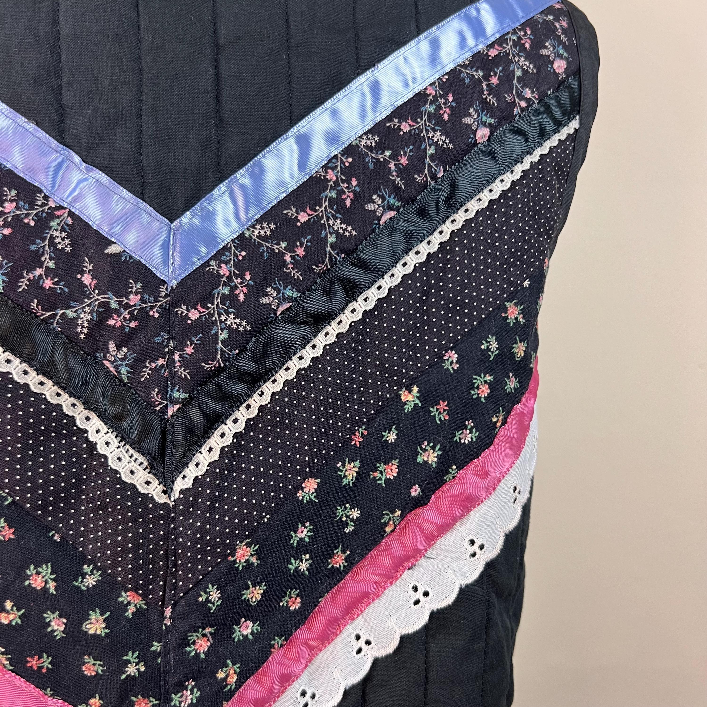 ハンドメイド オールド コテージコア 古着 花柄 パッチワーク フード付ベスト ハンドメイド オールド コテージコア 古着 花柄 パッチワーク フード付