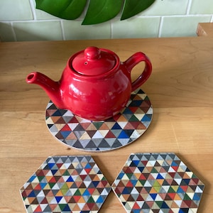 Mosaik-Teekannenständer: Hitzebeständiges Melamin. Untersetzer beim Check-Out auch