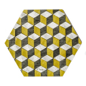Könnte beinhalten: Sechseckiges Kunstwerk mit einem sich wiederholenden Muster aus 3D-Würfeln in Gelb, Weiß und Schwarz. Das Design erzeugt eine optische Täuschung von Tiefe. Das Kunstwerk ist vor einem weißen Hintergrund platziert.