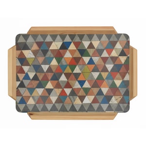 Könnte beinhalten: Ein Holztablett mit einem geometrischen Muster aus bunten Dreiecken. Das Tablett hat eine natürliche Holzoptik und einen erhöhten Rand.