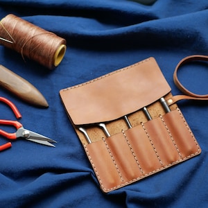 Étui à outils en cuir, organiseur pour outils, rangement d'outils en cuir, cadeau pour tricoteuse, étui à accessoires de tricot, organiseur de rouleau image 1