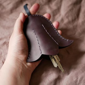 Leather key holder with pull strap, Leather Key chain pouch, Flower leather keychain wаllet, Unique gift for mom, Housewarming gift