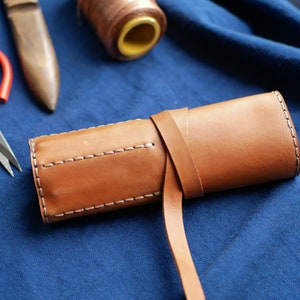Étui à outils en cuir, organiseur pour outils, rangement d'outils en cuir, cadeau pour tricoteuse, étui à accessoires de tricot, organiseur de rouleau image 7