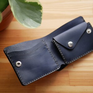 Cartera de cuero bifold, Cartera de cuero personalizada para hombre, Cartera de cuero pequeña, Cartera para papá, Regalo de novio, Regalo para él, Cartera grabada