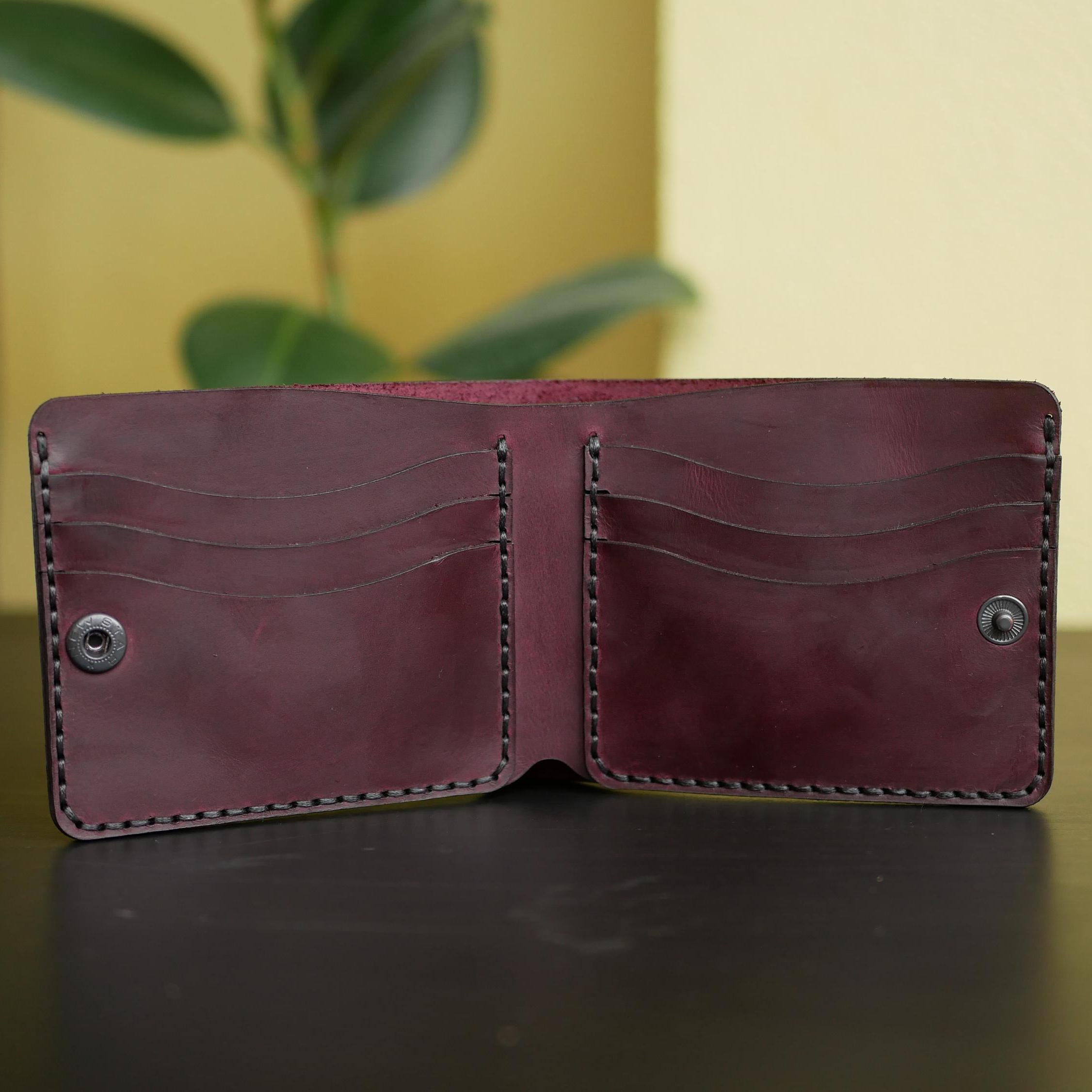 バーガンディレザー二つ折り財布：個性的なコンパクトデザイン - Etsy 日本