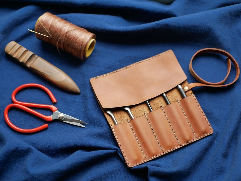 Étui à outils en cuir, organiseur pour outils, rangement d'outils en cuir, cadeau pour tricoteuse, étui à accessoires de tricot, organiseur de rouleau image 1