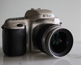 Nikon F50 一眼レフカメラ 35-80mmレンズ付き Nikon F50 35mm AF SLR Film Camera w/35-80mm f4-5.6 Lens [Exc+]