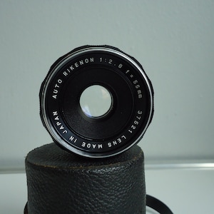 Ricoh Auto Rikenon 2,8 f:55 mm Festbrennweitenobjektiv mit M42-Fassung in angemessenem Zustand + Kappen, S/W-Filter und Gehäuse