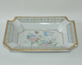 Bandeja de porcelana Capodimonte decorada con flores y bordes dorados
