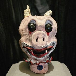 Verwunschener Clown Abgetrennter Schweinekopf
