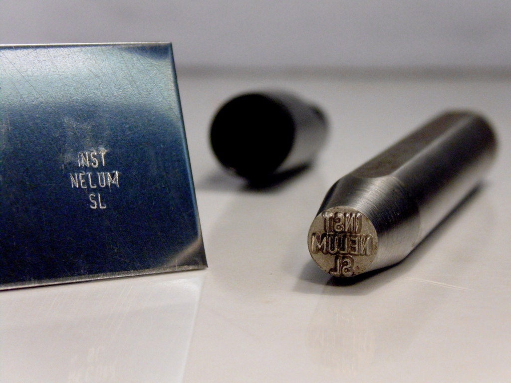Punzones personalizados para marcar a martillo sobre metal, madera o piel -  Tienda online
